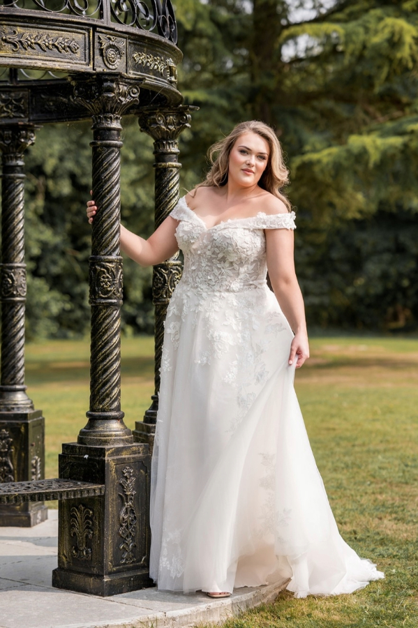 Curve wedding dress in tulle with floral detail and off the shoulder