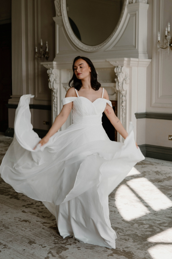Light weight wedding dress, chiffon with drop shoulder sleeves