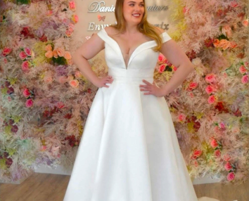 Off the should wedding dress in satin with pockets and leg split